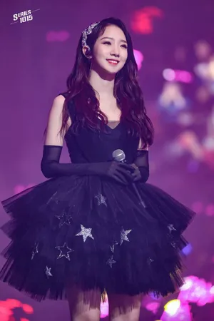 孟美岐性感黑天鹅演唱会图片_2