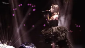 孟美岐性感黑天鹅演唱会图片_4