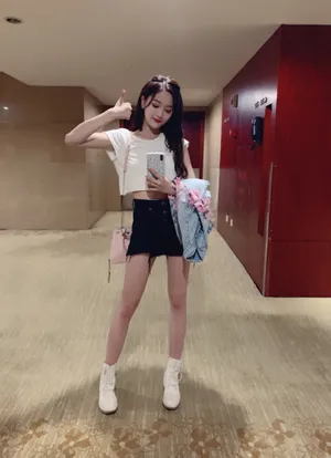 吴宣仪可爱甜美自拍图片