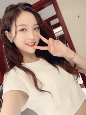 吴宣仪可爱甜美自拍图片_2