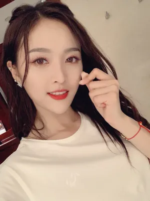 吴宣仪可爱甜美自拍图片_3