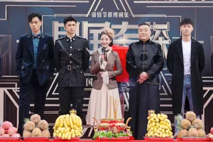 肖燕民国奇探甜美开机照图片