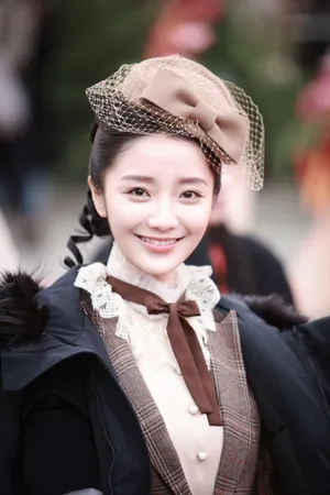 肖燕民国奇探甜美开机照图片_3