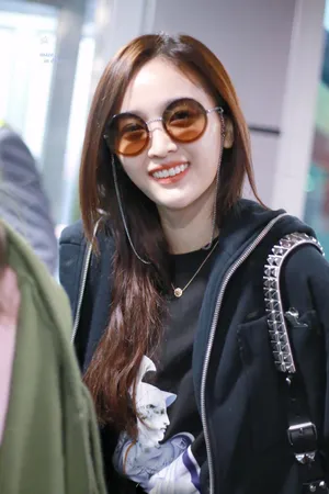 吴宣仪酷美机场照图片_2