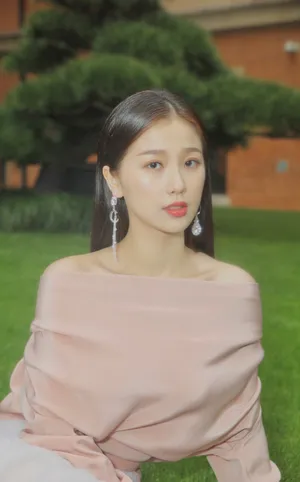 虞书欣性感温婉魅力写真图片_4