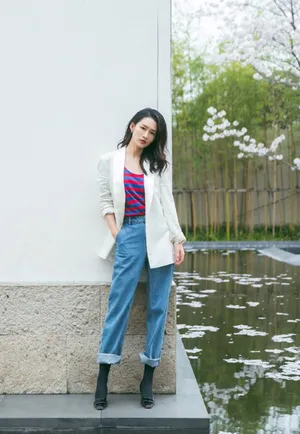 李沁优雅干练写真图片
