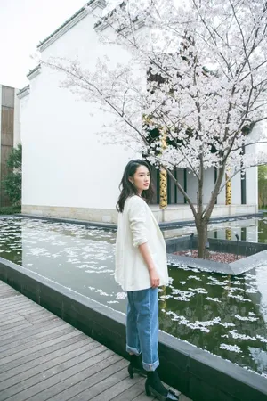 李沁优雅干练写真图片