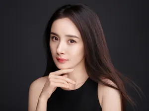 杨幂优雅性感代言写真图片