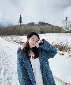 龙政璇雪地俏皮照片
