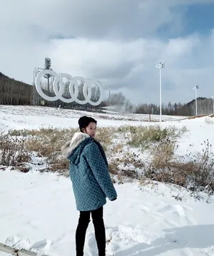 龙政璇雪地俏皮照片_3