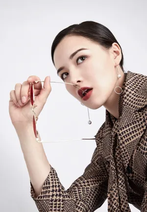 菊麟高冷知性美女写真图片