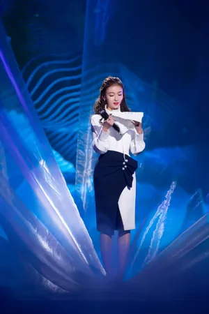 吴谨言性感朦胧舞台照图片