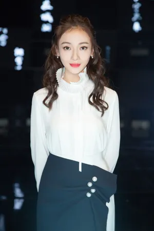 吴谨言性感朦胧舞台照图片_5