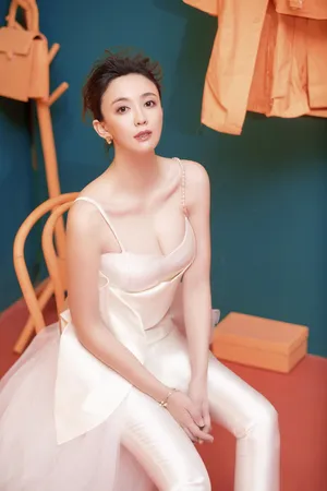 吕佳容春日性感个性写真图片