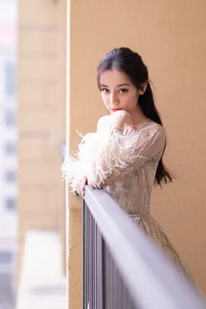 迪丽热巴甜美优雅性感写真图片_2