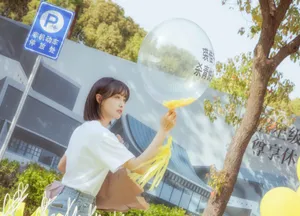 宋茜《掮客》杀青甜美写真图片_5