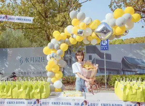 宋茜《掮客》杀青甜美写真图片_6