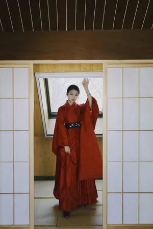 张含韵温婉迷人古风写真图片_2