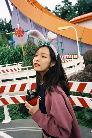 倪妮香港迪士尼可爱俏皮图片_6