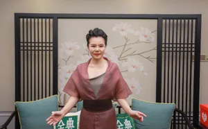 龚琳娜典雅知性综艺图片