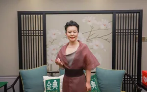 龚琳娜典雅知性综艺图片_1