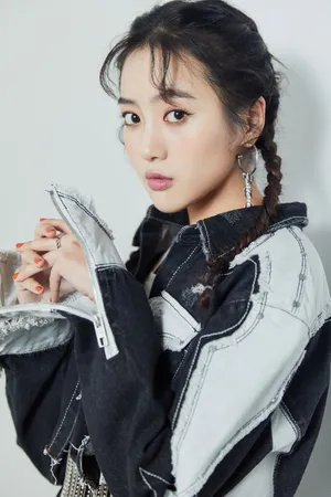 王梓薇酷美活动写真图片