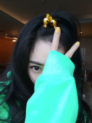 杨幂清新俏皮自拍图片_2
