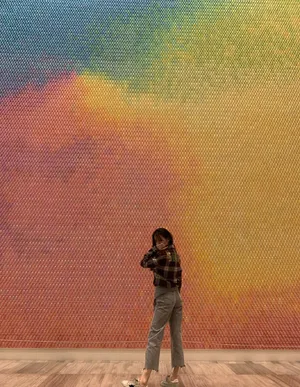 迪丽热巴俏皮活力街拍图片_6