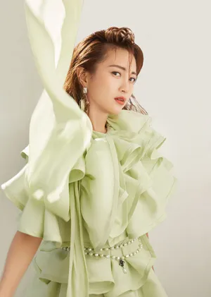 包文婧性感时尚写真图片_2