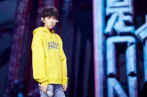 王源温柔帅气舞台图片_1