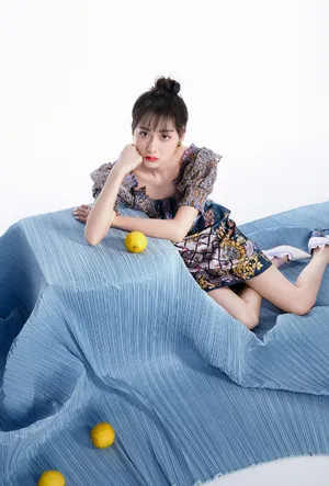 曹曦月甜美灵动时尚写真图片