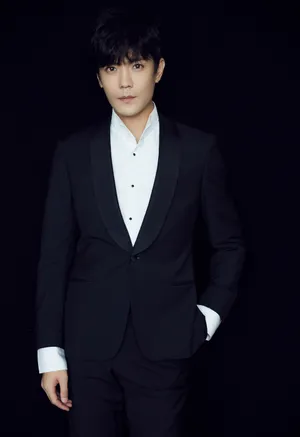 季晨黑色西服帅气写真图片
