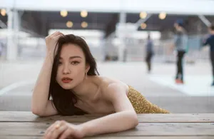 倪妮妩媚风情活动写真图片
