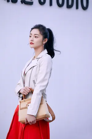周洁琼酷美养眼时尚写真图片_1
