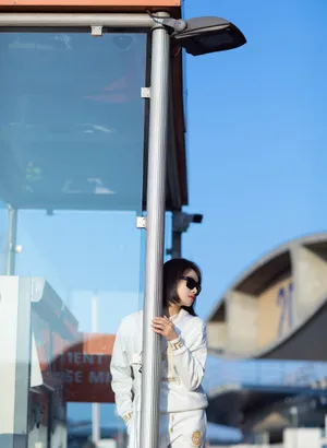 宋茜纯白性感酷帅写真图片_3