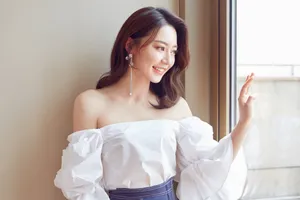 黄梦莹《趁我们还年轻》发布会性感图片