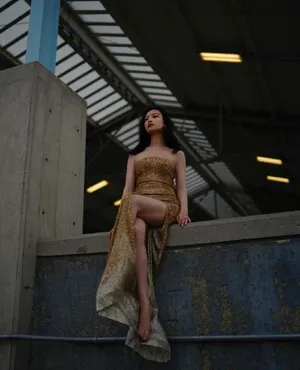倪妮金色闪光裙性感写真图片