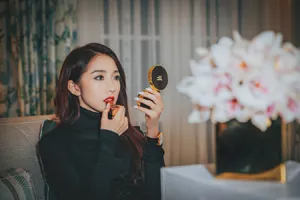 孟美岐优雅性感活动写真图片