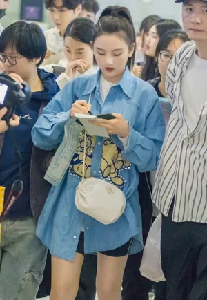 宋祖儿俏皮可爱私服图片