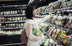 沈月清新俏皮街拍图片