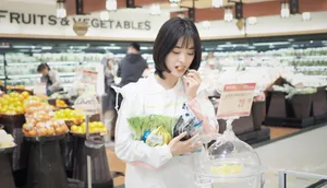 沈月清新俏皮街拍图片