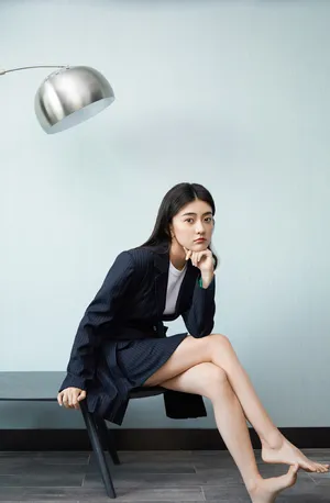 梁洁甜美干练西装写真图片_2