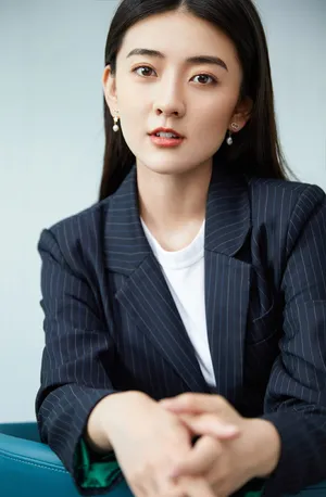梁洁甜美干练西装写真图片_7