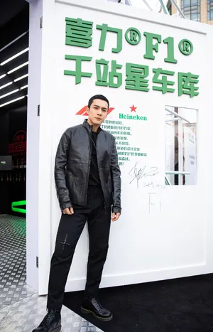 韩东君硬朗帅气活动照图片_3