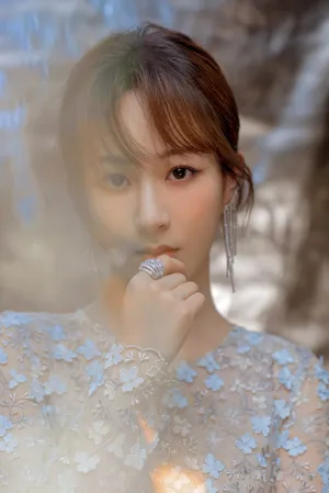 杨紫甜美秀丽光影写真图片_1