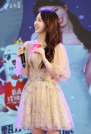 孟美岐甜美品牌活动图片
