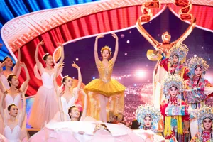 迪丽热巴北京国际电影节舞台照_5