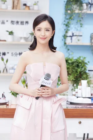 佟丽娅清新粉嫩品牌活动图片