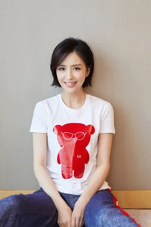 佟丽娅清新俏皮私服写真图片