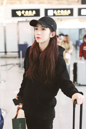 孟美岐甜美机场饭拍图片